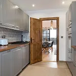 Villa Maylands *